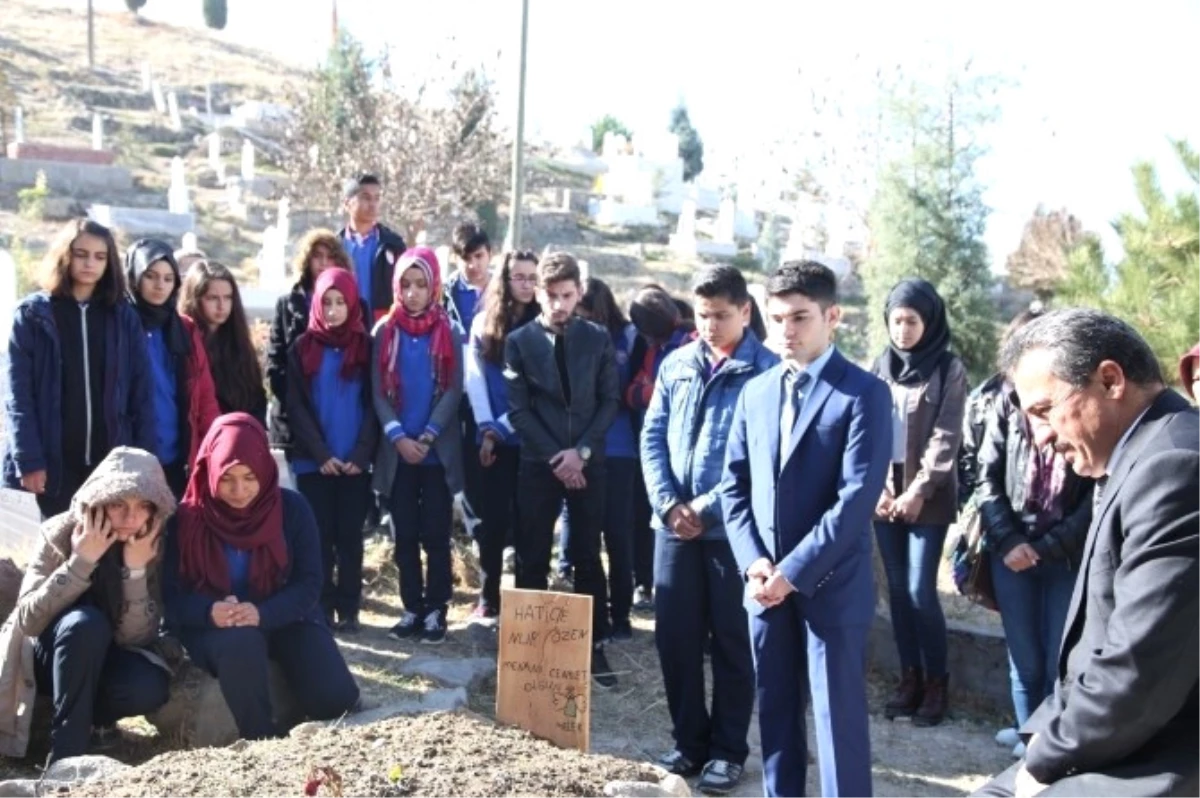 Seydişehir Belediyesi Gençlik Meclisi\'nden Trafik Kazasında Hayatını Kaybeden Öğretmenin Mezarına...