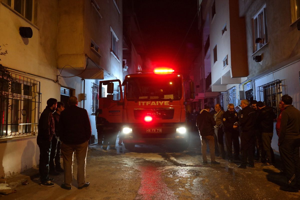 Yangından Battaniyeye Atlayarak Kurtuldular