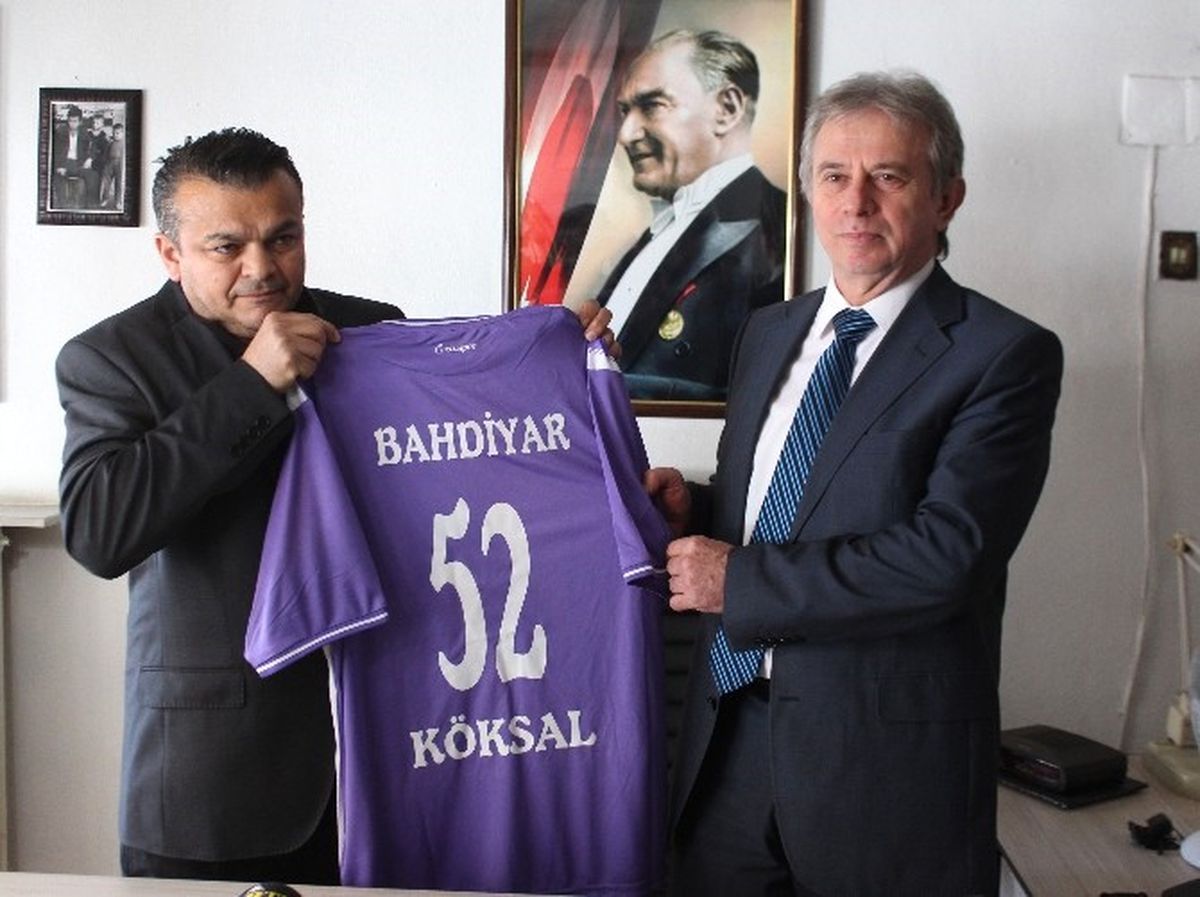 Taraftardan İş Adamına Forma Hediyesi