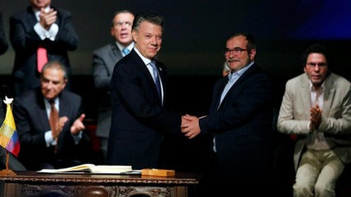 Tarihi İmzalar Atıldı Kolombiya\'da 50 Yıldır Süren İç Savaş Son Buldu