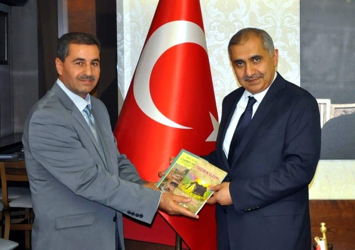 Yazar Bekir Aygül, Vali Koçak\'a Kitaplarını Takdim Etti