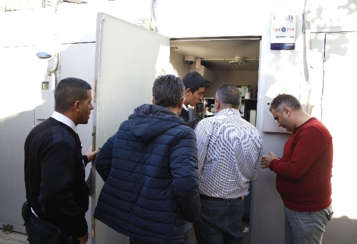 Açık Unutulan Atm Kapısı Polisi Alarma Geçirdi