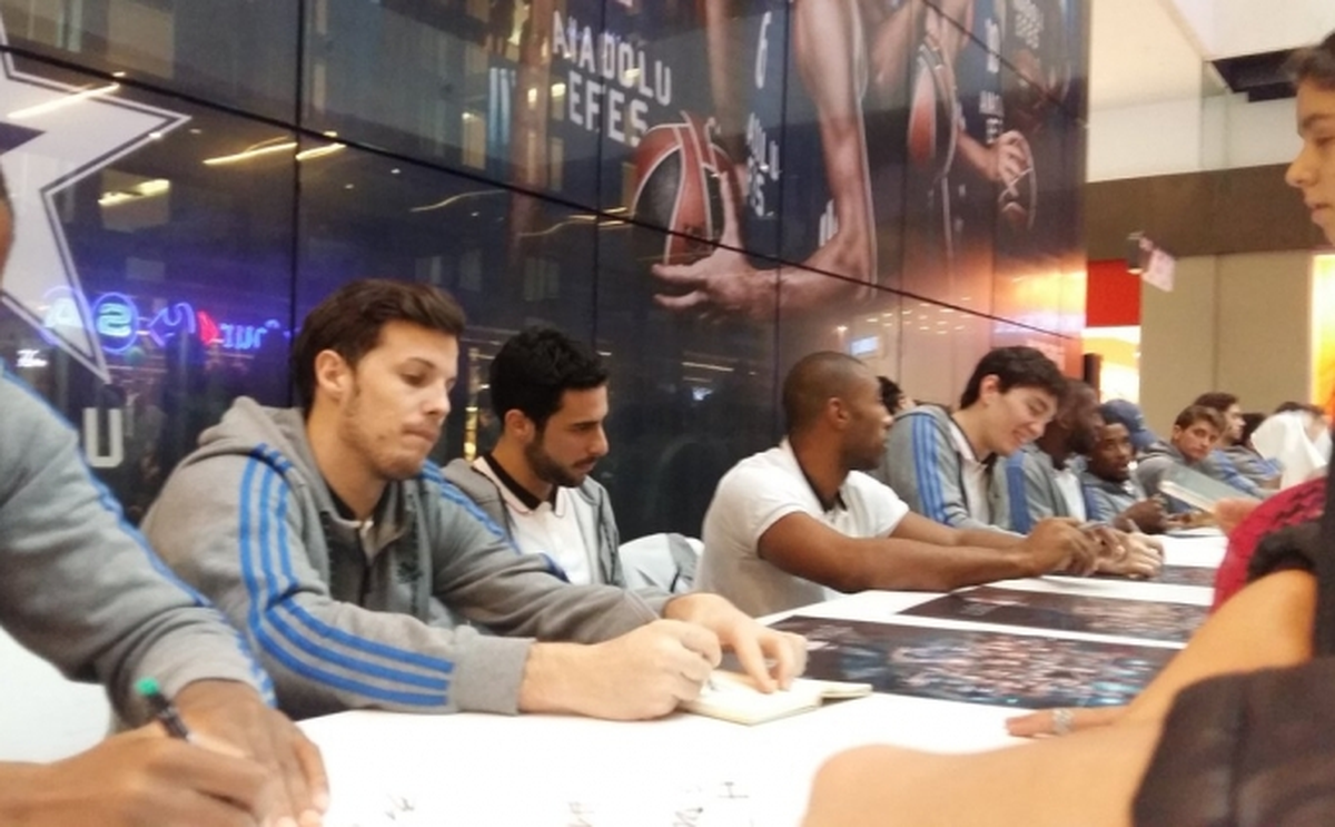 Anadolu Efesli Basketbolcular Taraftarlarıyla Buluştu