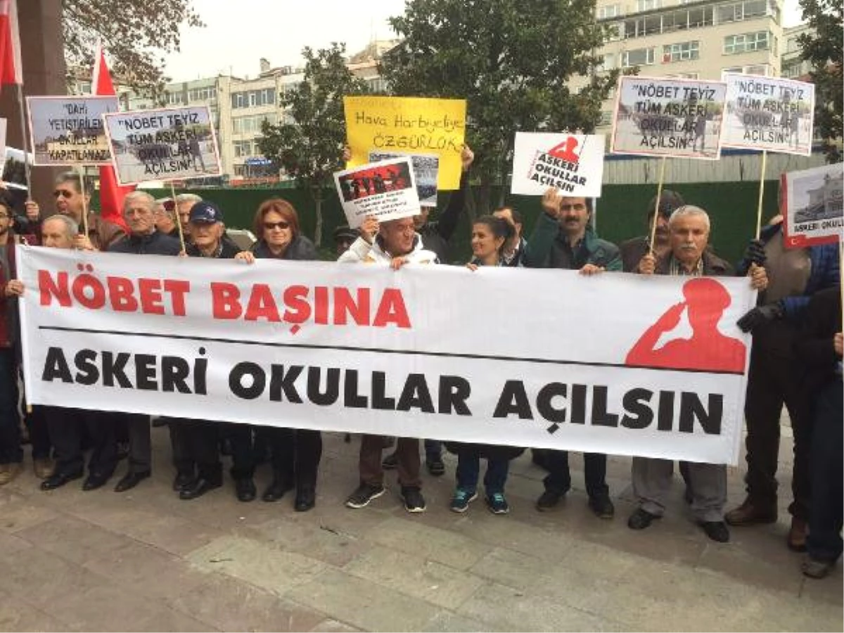 Beşiktaş\'ta Askeri Okullar İçin "Sessiz Çığlık "Eylemi