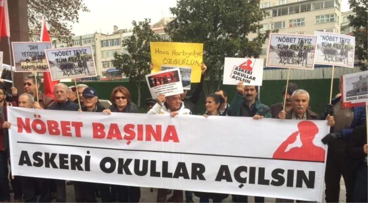Beşiktaş\'ta Askeri Okullar İçin "Sessiz Çığlık "Eylemi