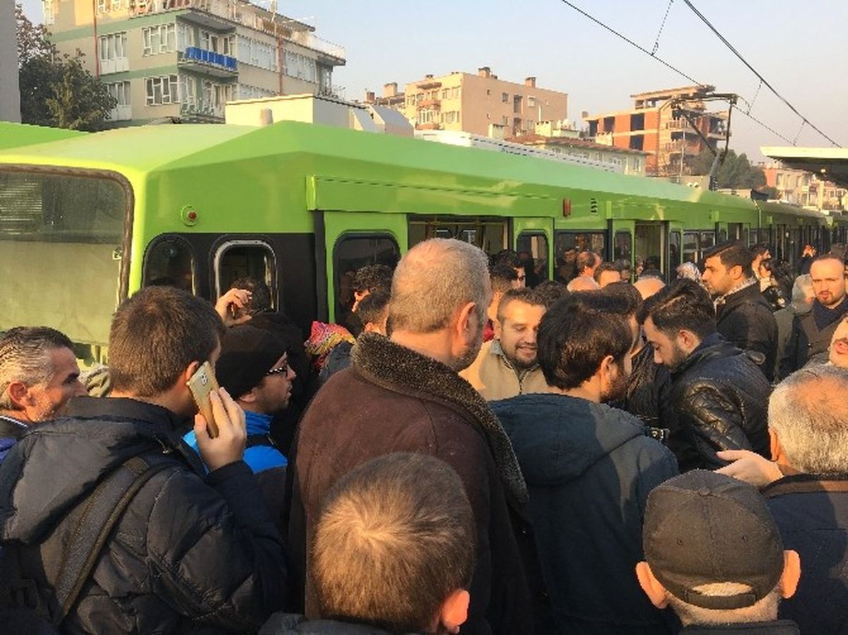 Bursa\'da Metro Yolda Kaldı, Sınav ve İşe Geç Kalan Vatandaşlar İsyan Etti