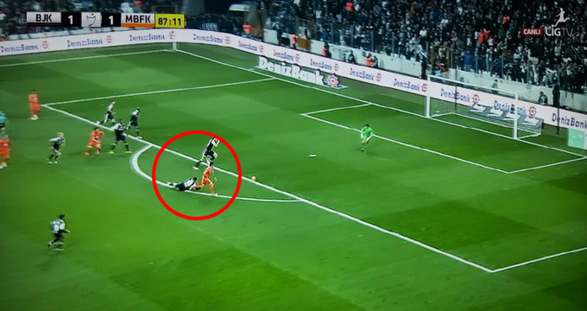 Cüneyt Çakır'ın İptal Ettiği Gol Başakşehirlileri Çıldırttı