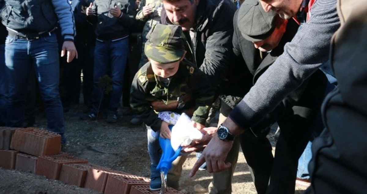 Yürek Dağlayan Görüntü! 3 Yaşındaki Fatih Şehit Olan Babasının Kabrine Su Döktü