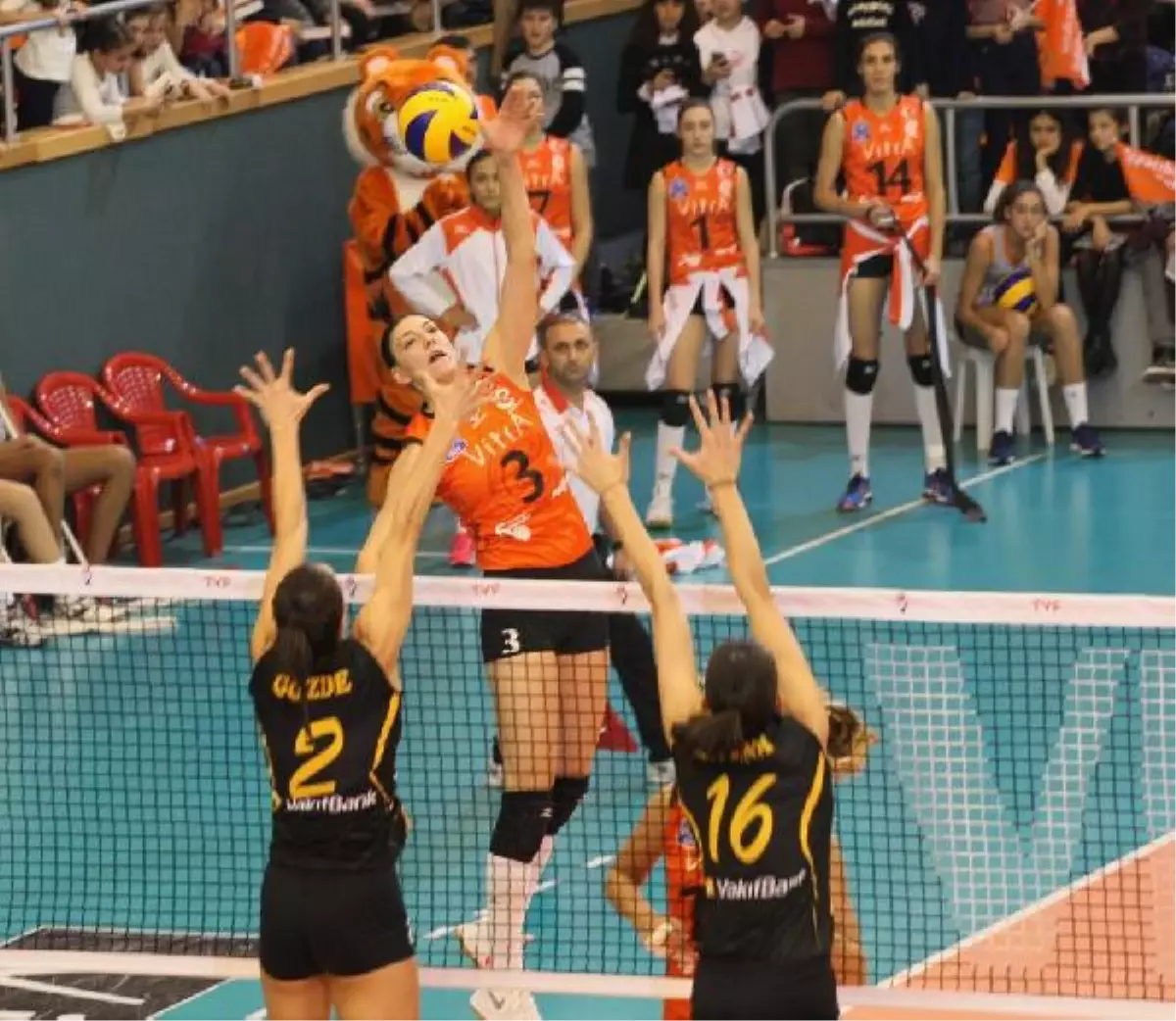 Eczacıbaşı Vitra - Vakıfbank: 2 - 3