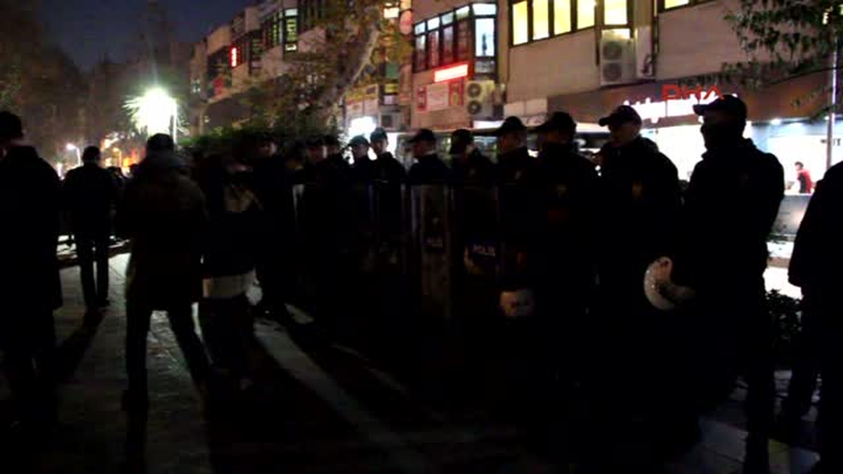 Izmit\'te Polis Kadınların Basın Açıklamasına Izin Vermedi