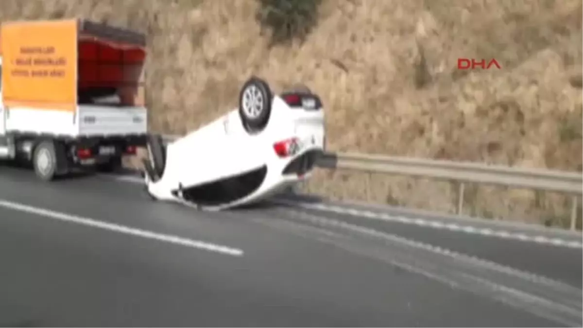 Kocaeli Takla Otomobilden Çıkarılan 2 Kadın Hastaneye Kaldırılırken Ambulanstan Indi