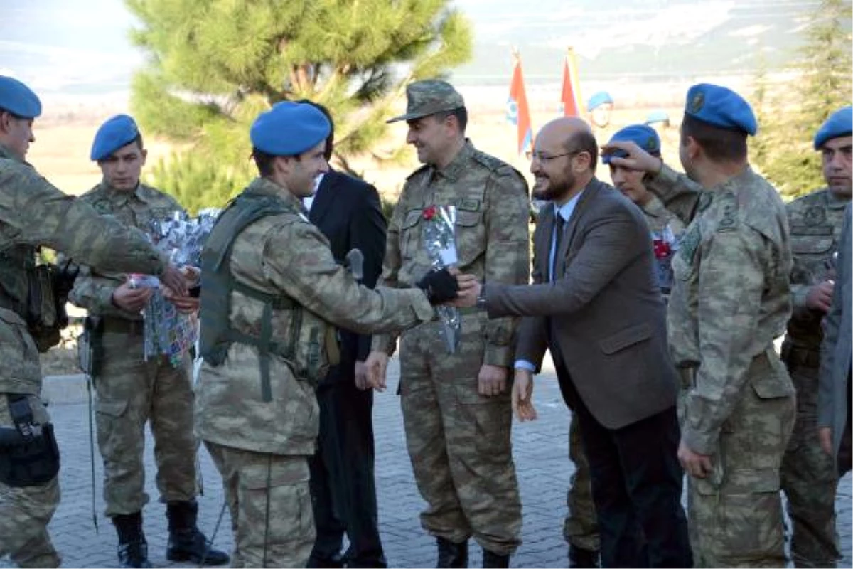 Niksar\'a Dönen Komandolar Çiçeklerle Karşılandı