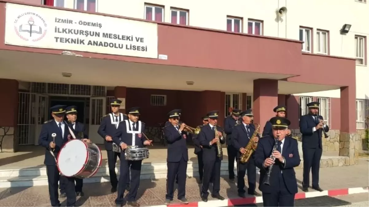 Ödemiş Belediye Bandosundan Öğrencilere Her Hafta Mini Konser