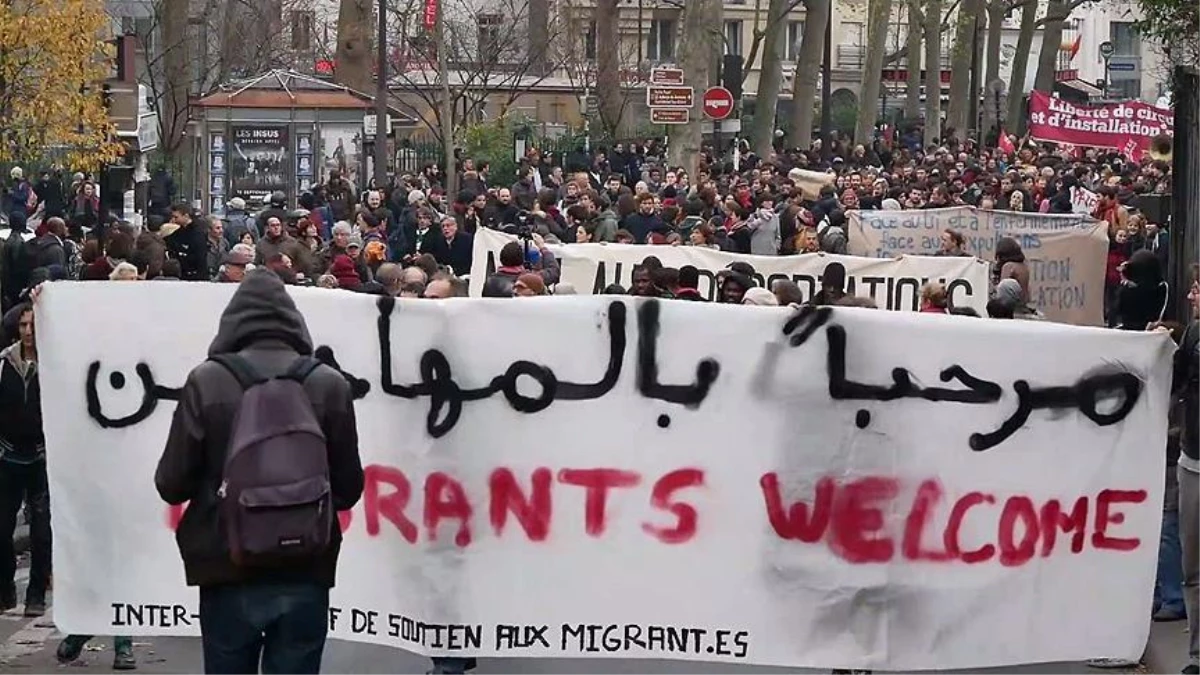 Paris\'te "Sığınmacılar Hoş Geldiniz" Gösterisi