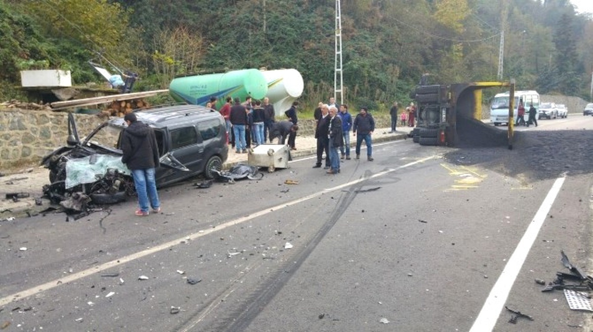 Rize\'de Asfalt Yüklü Kamyonla Otomobil Çarpıştı: 2 Yaralı