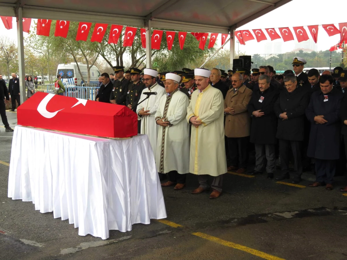 Şehit Polis İçin İstanbul\'da Cenaze Töreni