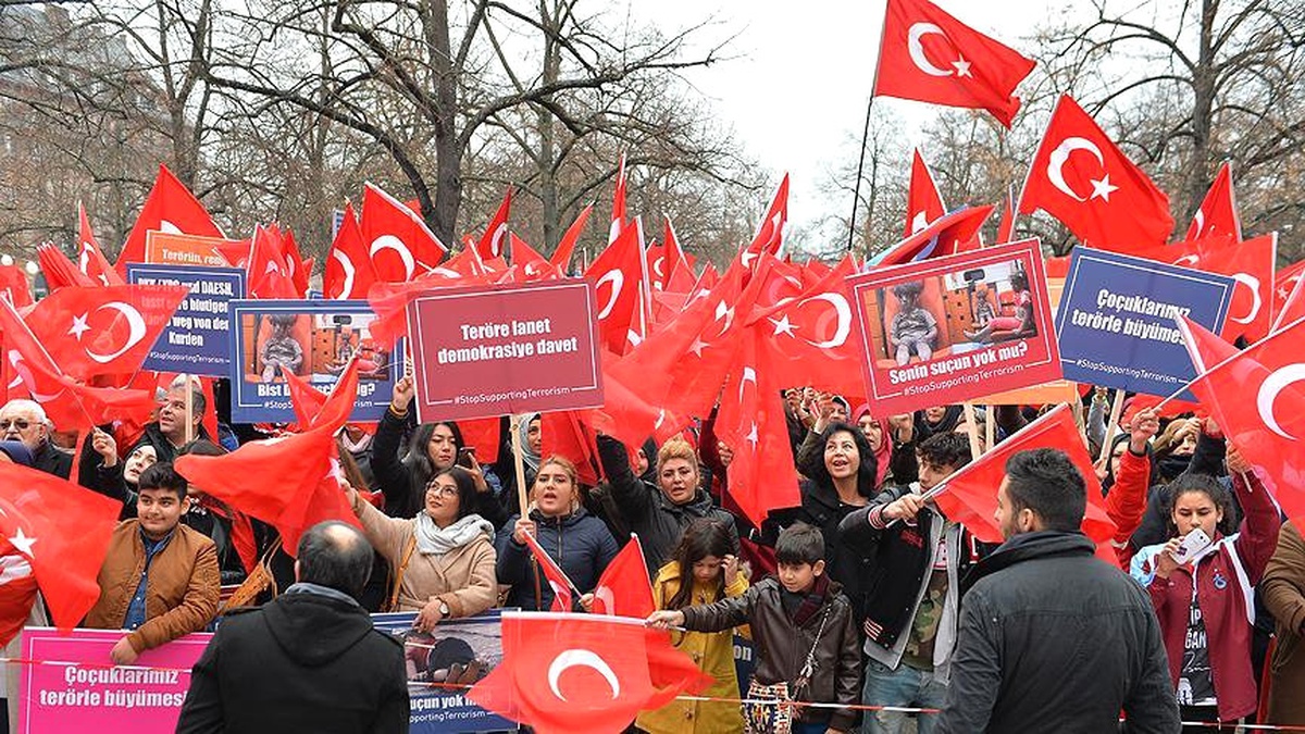 Strazburg\'da "Teröre Lanet, Demokrasiye Davet" Gösterisi