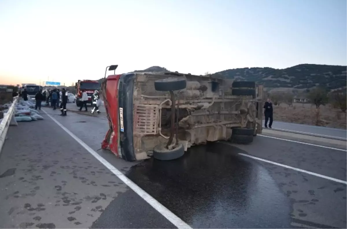 Yem Yüklü Kamyon Devrildi: 1 Yaralı