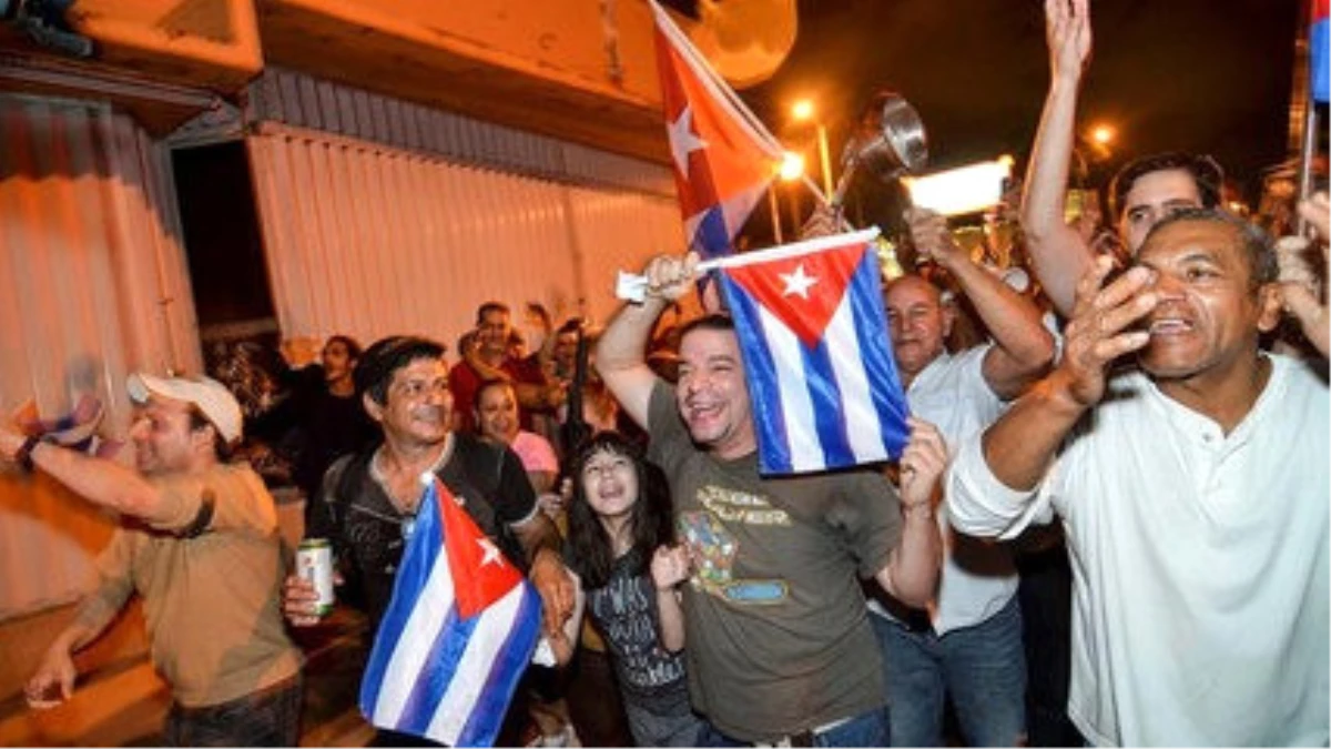 Yurt Dışındaki Kübalılar Castro\'nun Ölümünü Danslar Ederek Kutladı