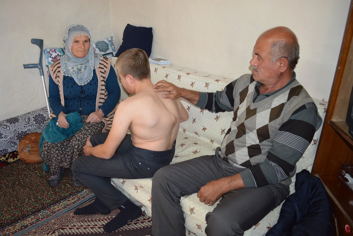 16 Yaşındaki Emirhan Ameliyat Olmazsa Felç Kalacak