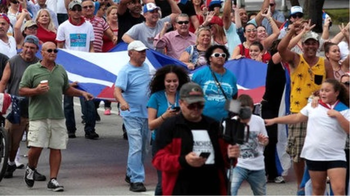 ABD\'deki Castro Karşıtı Kübalılar Ölüm Haberini Kutladı