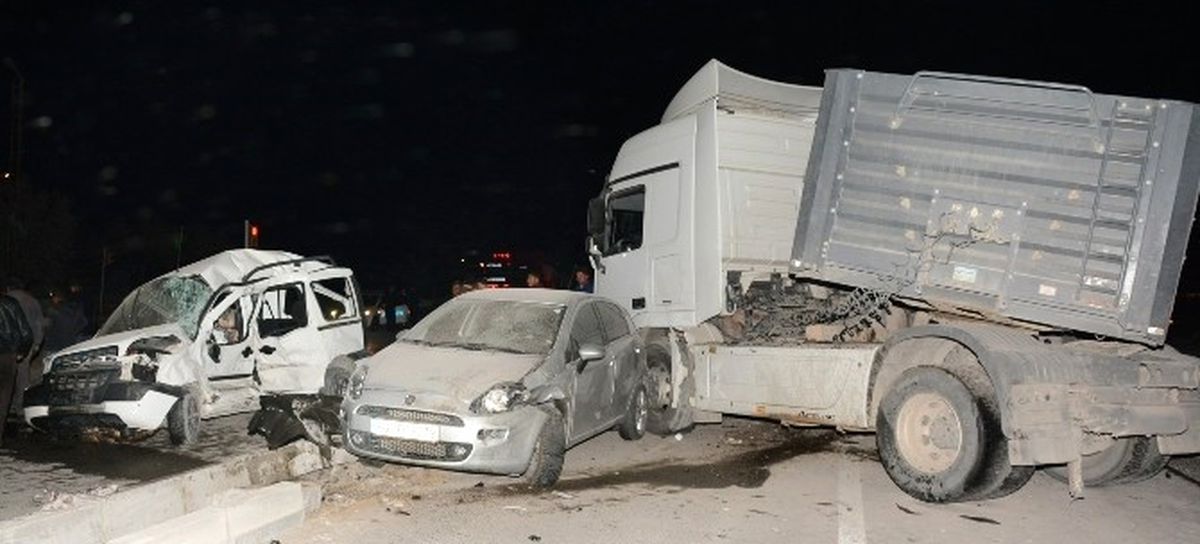 Aksaray\'da Tır, İki Araca Çarptı: 1 Ölü