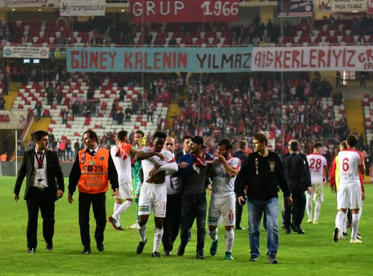 Antalyasporlu Tarafardan Eto\'o İçin Gözyaşı