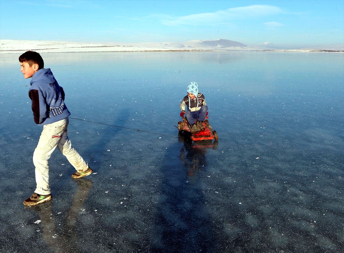 Ardahan'da Soğuk Hava Gölleri Dondurdu