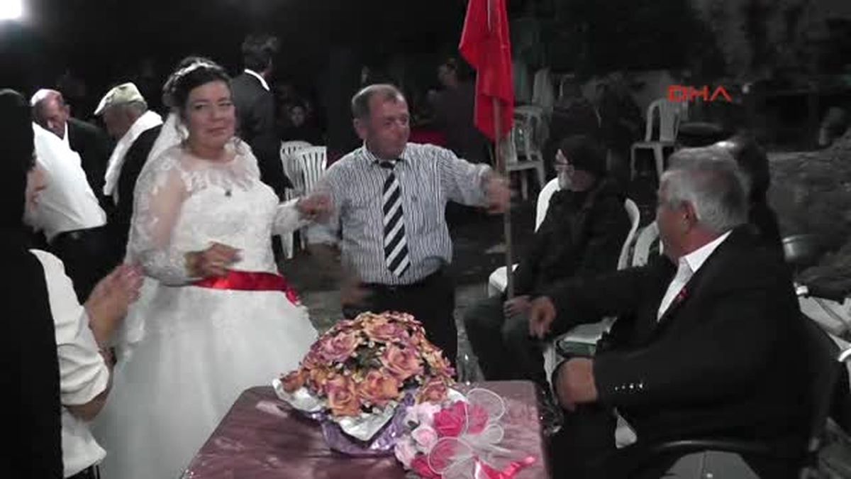 Aydın Engelliden Mutluluğu Bulduğu Eşine 6 Yıl Sonra Düğün Sürprizi