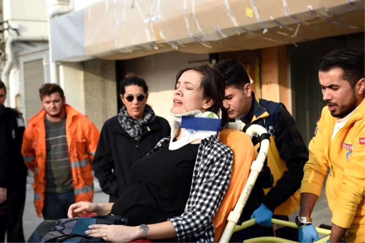 Beyoğlu\'nda 3 Araç Birbirine Girdi, Hamile Kadın ve Eşi Yaralandı
