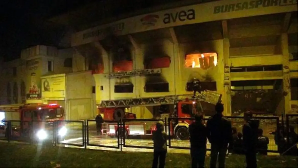 Bursaspor\'un Yıkımı Süren Atatürk Stadyumu\'nda Yangın Çıktı