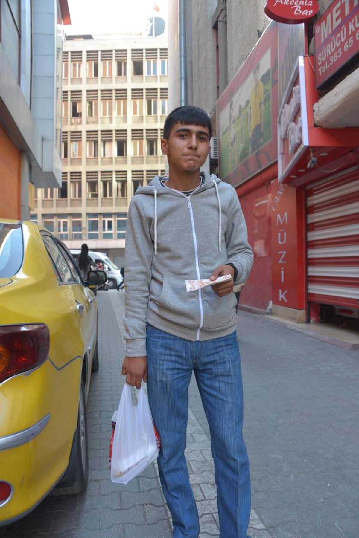 Döner Götüren Paketçi, Sahte Parayla Dolandırıldı