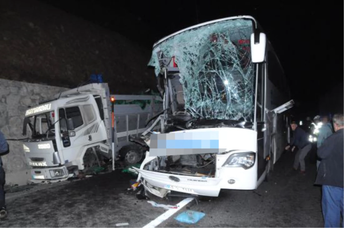 Eskişehir\'de Yolcu Otobüsü ile Kamyon Çarpıştı: 13 Yaralı