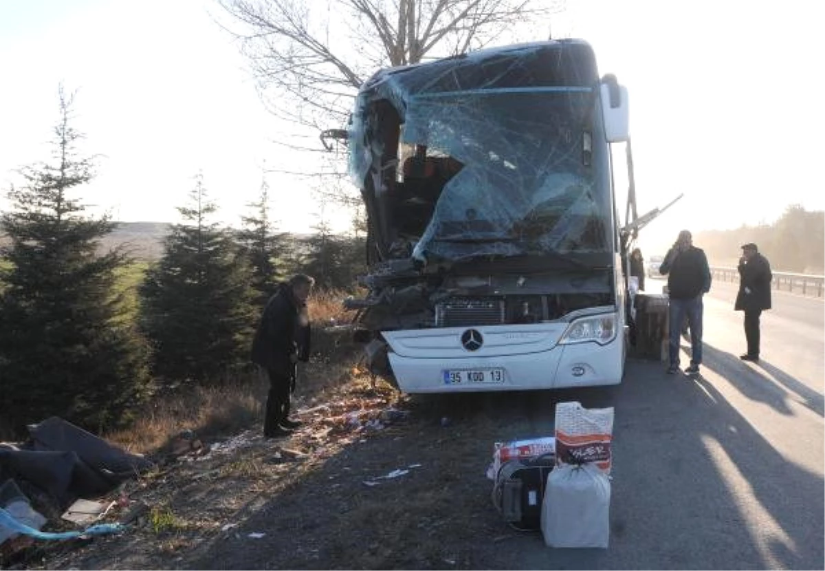 Eskişehir\'de Yolcu Otobüsü Kamyonla Çarpıştı: 13 Yaralı