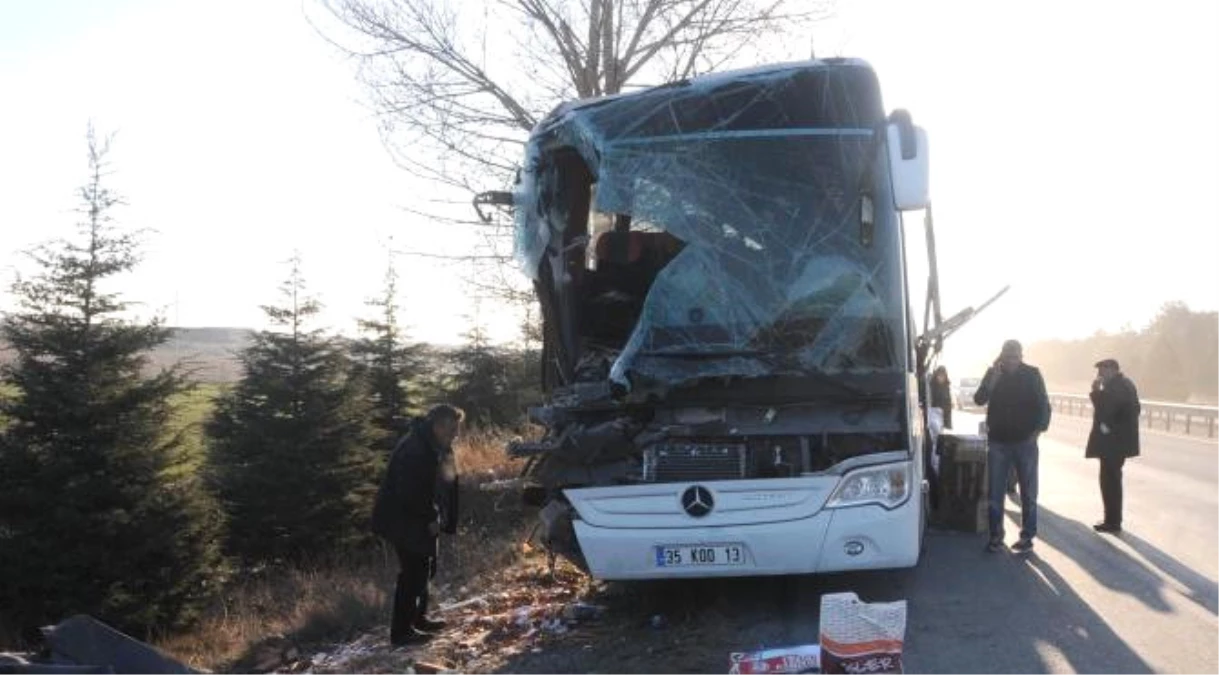 Eskişehir\'de Yolcu Otobüsü Kamyonla Çarpıştı: 13 Yaralı
