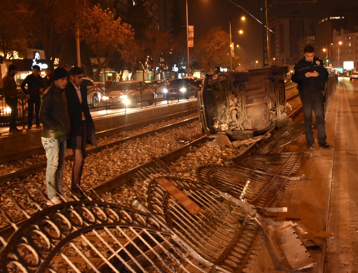 Hafif Ticari Araç Tramvay Yoluna Uçtu, Seferler Aksadı