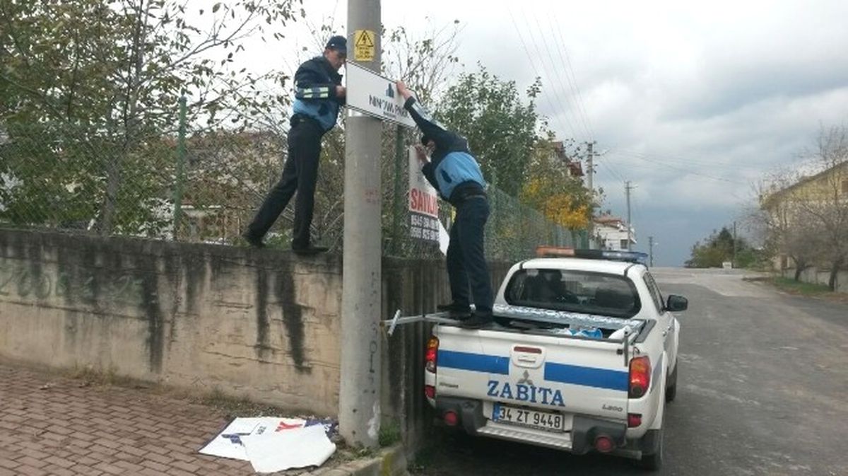 İzinsiz Asılan Tabelalar Toplanıyor