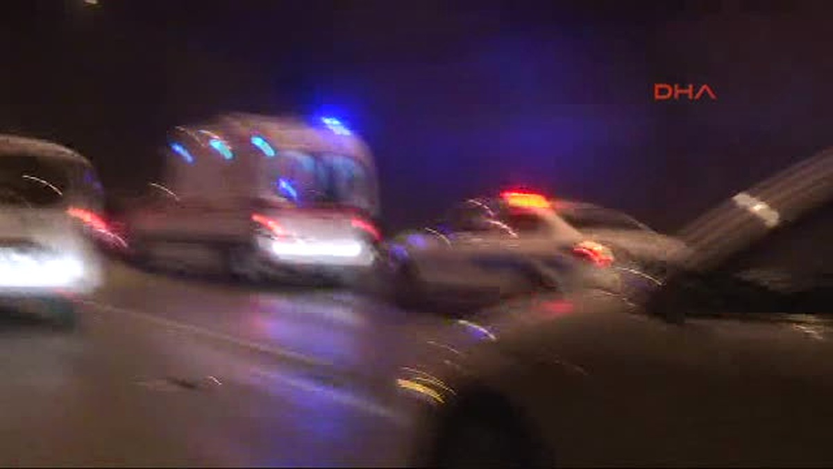 Izmir Bayraklı Tünelleri\'nde Zincirleme Kaza: 5 Yaralı