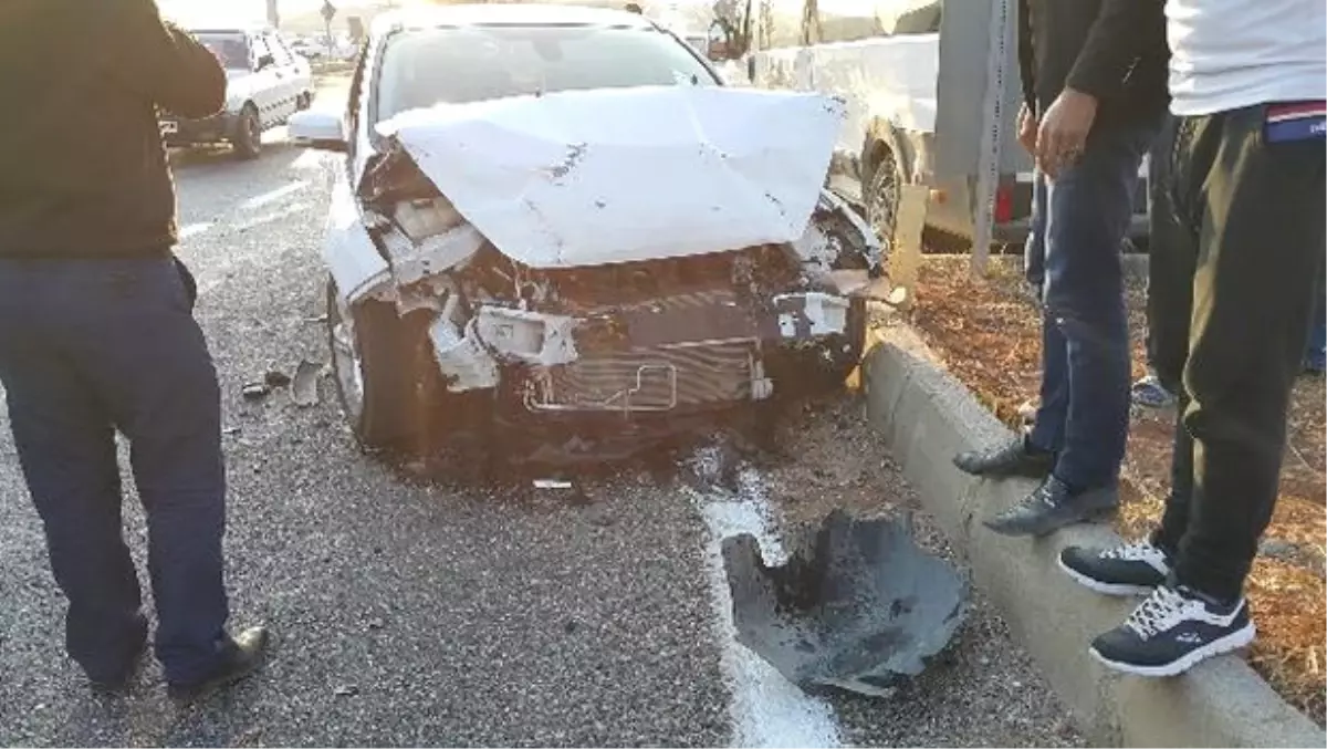 Kahta\'da Minibüs ile Otomobil Çarpıştı: 6 Yaralı (2)