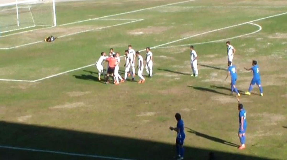 Karara İtiraz Eden Futbolcu Hakeme Yumruk Attı