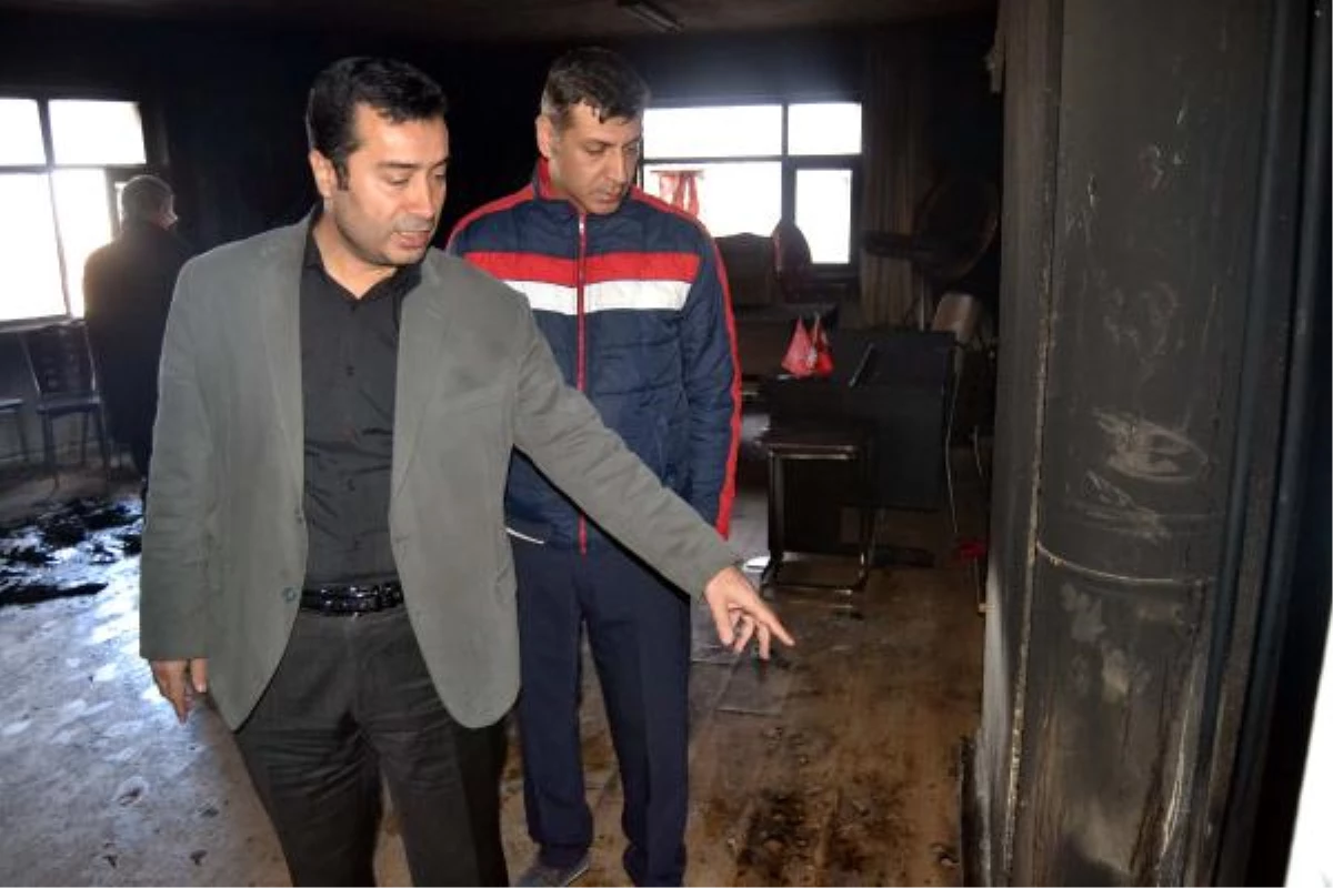 Kayseri\'de CHP İlçe Binasının Kundaklandığı Öne Sürüldü (2)
