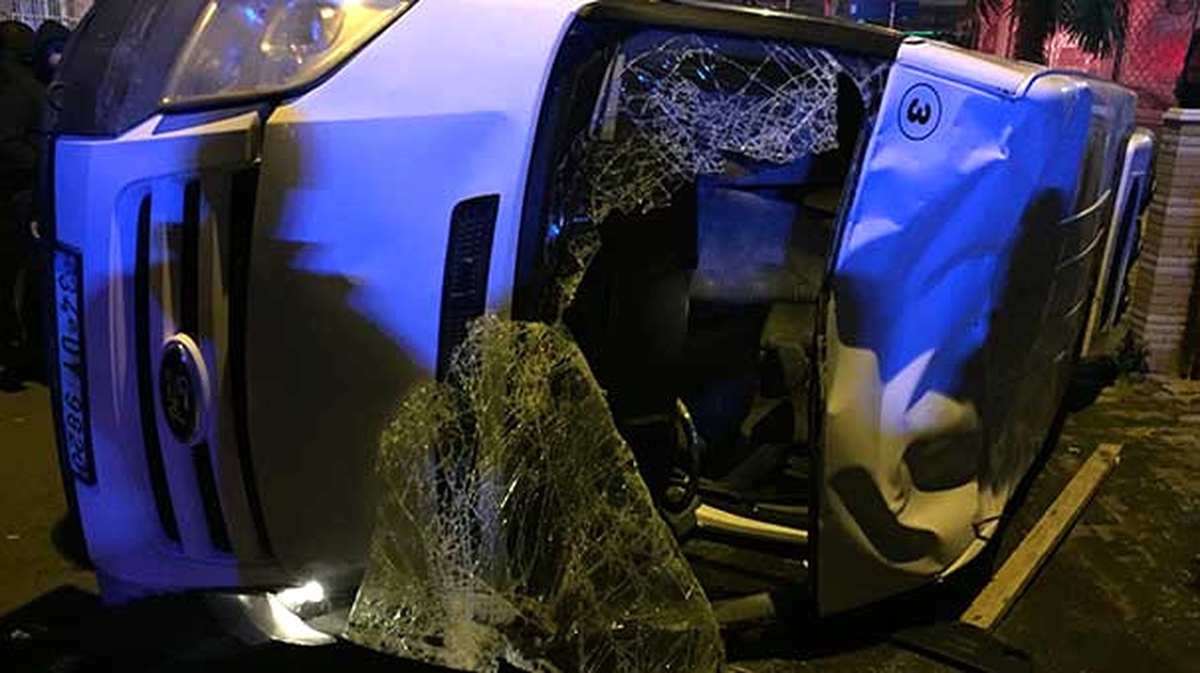Otomobil Servis Minibüsüyle Çarpıştı: 1\'ağır 6 Yaralı