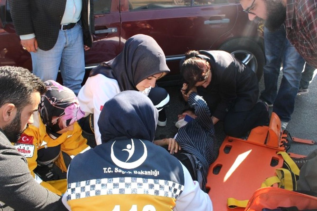 İki Genç Kız Otomobilin Altında 50 Metre Sürüklendi