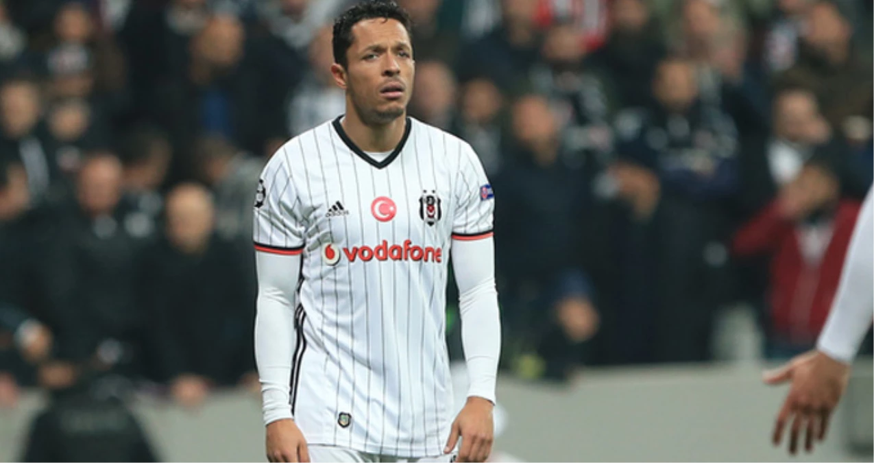 Sakatlanan Adriano'nun Derbide Oynayıp Oynamayacağı Belirsiz