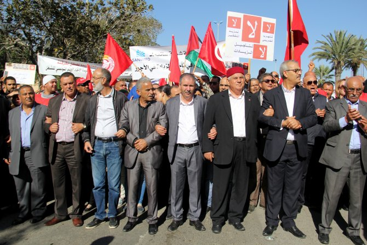 Tunus\'ta \'Kamuda Maaşların Dondurulması\' Protestosu