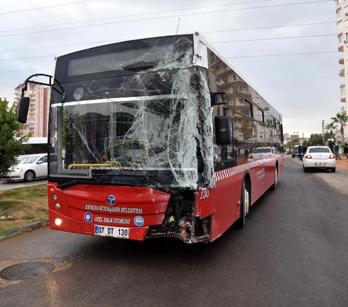 Antalya\'da Halk Otobüsü Durağa Çarptı: 4 Yaralı