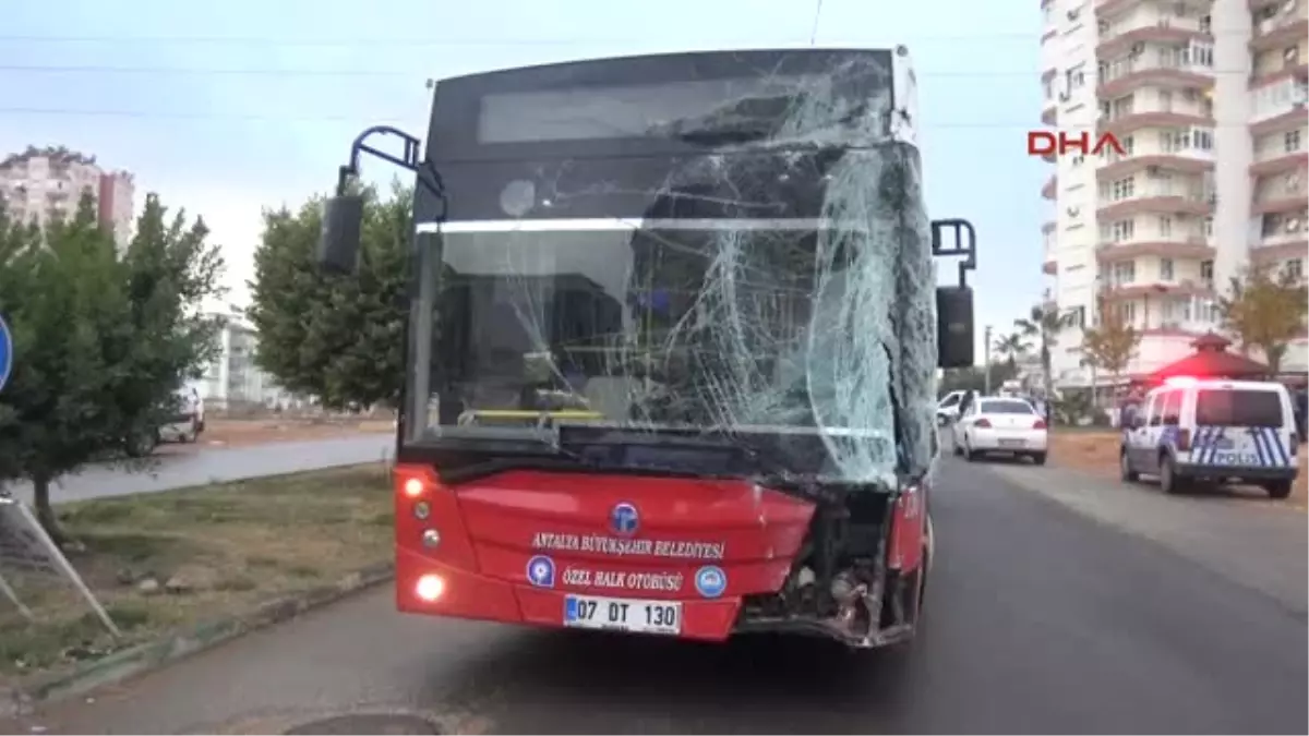 Antalya\'da Halk Otobüsü Durağa Çarptı: 4 Yaralı