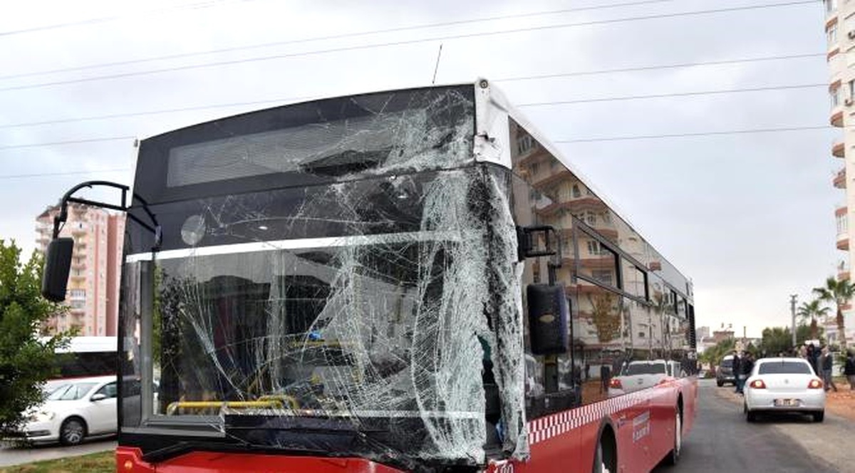 Antalya\'da Halk Otobüsü Durağa Çarptı: 4 Yaralı