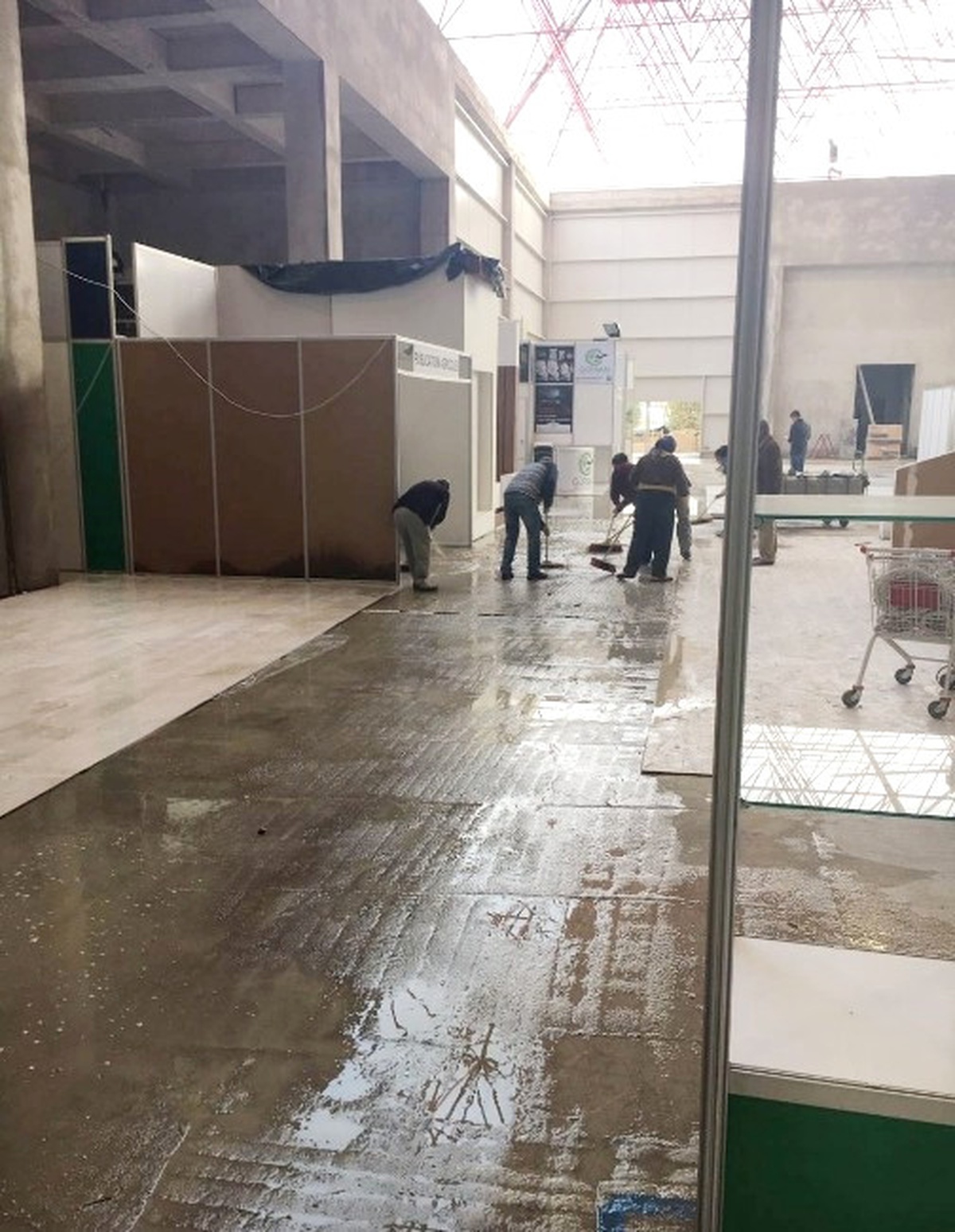 Antalya\'da Tarım Fuarı Yağmura Teslim Oldu