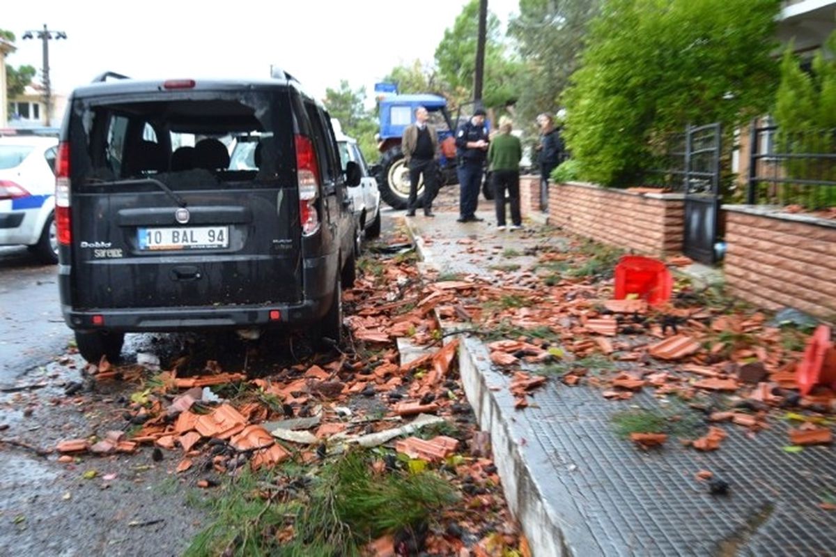 Ayvalık'ta Hortum Ağaçları Devirdi, Çatıları Uçurdu